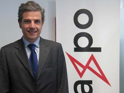 Ignacio Soneira junto bandera Axpo