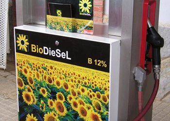 Esta tecnología de combustibles sintéticos aprovecha la infraestructura de distribución ya construida, evitando las inversiones millonarias necesarias para crear estaciones de carga o suministro de hidrógeno específicas.