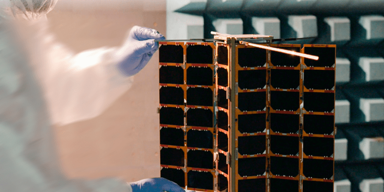 Paneles solares para satélites