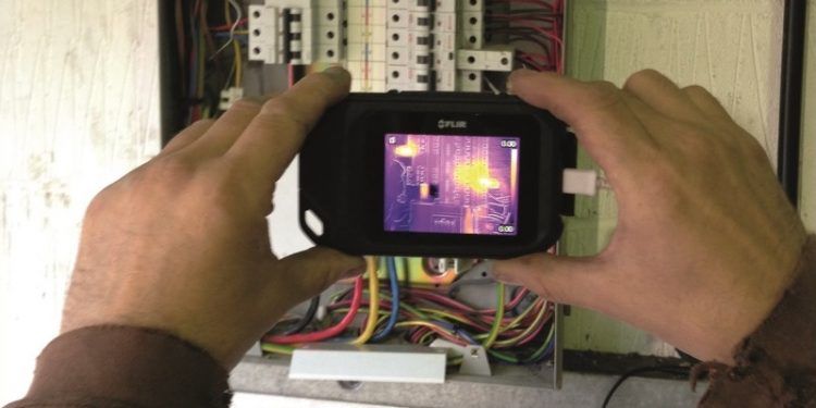 La cámara termográfica C2 y el medidor de tenazas CM174 FLIR