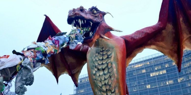 protesta plásticos de un solo uso