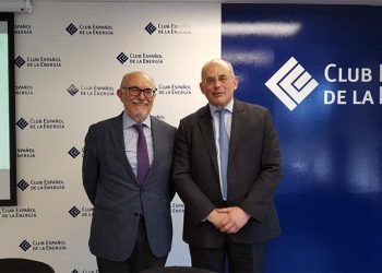 Neil Atkinson, izda, y Arcadio Gutiérrez durante el acto de presentación de "Oil 2019 - Analysis and Forecasts to 2024".