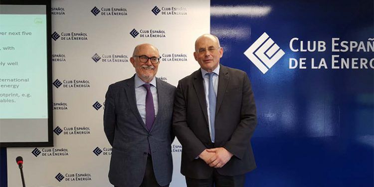 Neil Atkinson, izda, y Arcadio Gutiérrez durante el acto de presentación de "Oil 2019 - Analysis and Forecasts to 2024".