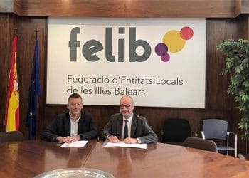 Firma entre el director general de la Felib y el director general de Endesa en Baleares