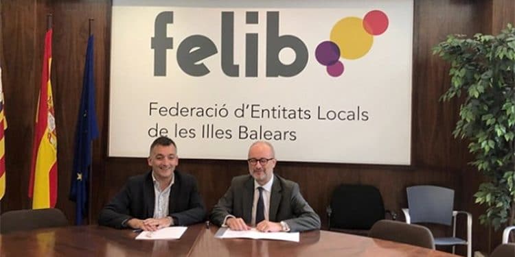 Firma entre el director general de la Felib y el director general de Endesa en Baleares