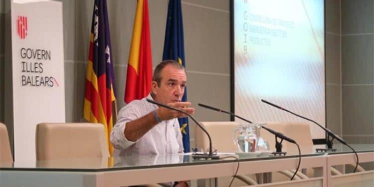 Juan Pedro Yllanes, conseller de Transición ENergética, ha presentado el proyecto de creación de comunidades locales de energías renovables.
