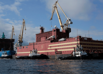 La primera central nuclear flotante del mundo llega a puerto
