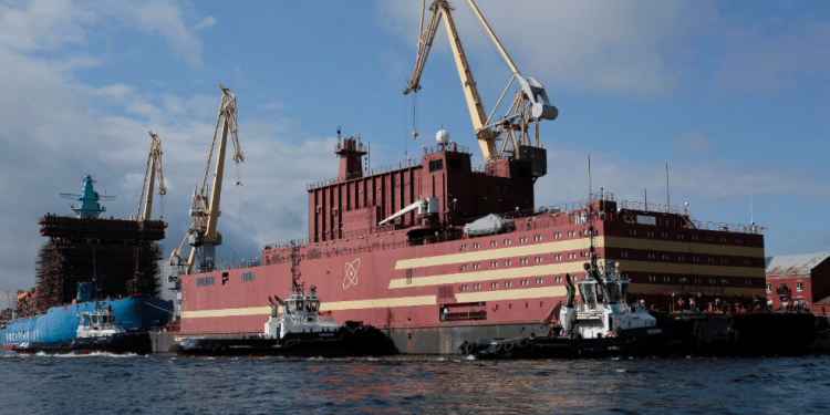 La primera central nuclear flotante del mundo llega a puerto