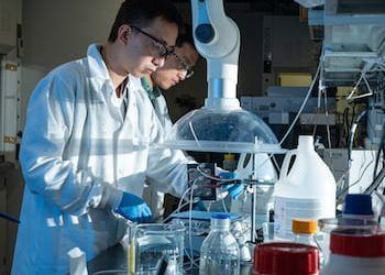 Así es cómo varios científicos han convertido CO2 en combustible líquido puro