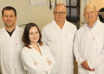 Investigadores del Instituto Technion que han desarrollado una tecnología ecológica para producir hidrógeno.