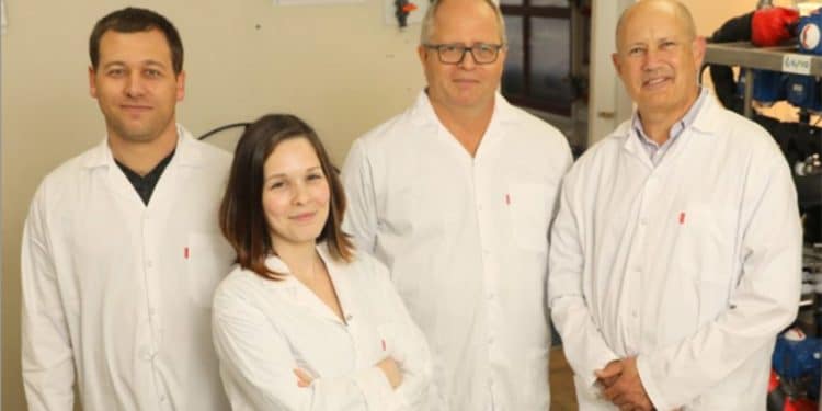 Investigadores del Instituto Technion que han desarrollado una tecnología ecológica para producir hidrógeno.