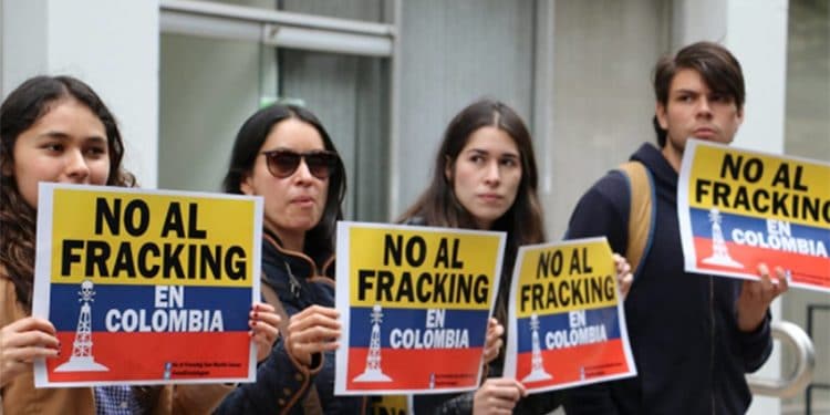 Integrantes de la Alianza Colombia Libre de Fracking el día de la decisión del Consejo de Estado de Colombia. Foto: Alianza.