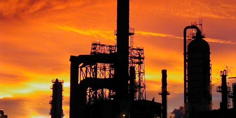 AOP. Entre las industrias que pueden optar al PERTE están la industria química, refino de petróleo, metalurgia y fabricación de papel y pasta de papel.