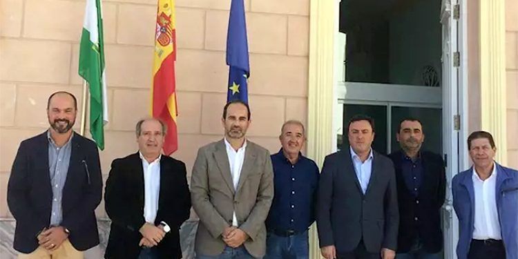 Diferentes alcaldes de municipios afectados por el cierre de las centrales térmicas han firmado la Declaración de Carboneras. Foto: Europa Press.