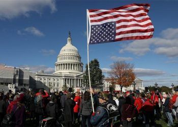 Activistas realizan una manifestación contra el calentamiento global en Washington, frente al Congreso. 1 de noviembre 2019. REUTERS/Siphiwe Sibeko