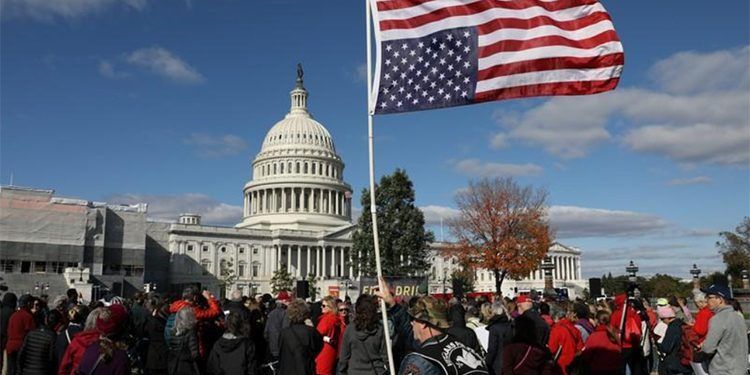 Activistas realizan una manifestación contra el calentamiento global en Washington, frente al Congreso. 1 de noviembre 2019. REUTERS/Siphiwe Sibeko