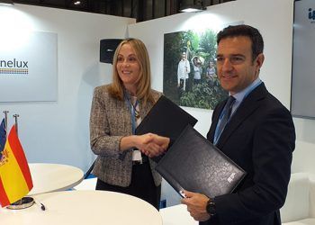 La vicepresidenta del BEI, Emma Navarro, y el CEO de IM2 Energía Solar, Enrique Selva.