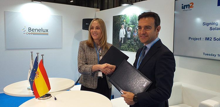 La vicepresidenta del BEI, Emma Navarro, y el CEO de IM2 Energía Solar, Enrique Selva.