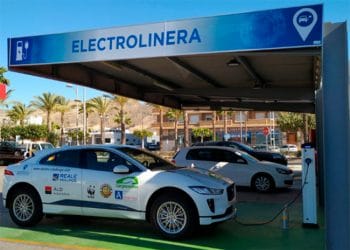 Las infraestructuras de recarga de vehículos eléctricos tendrán acceso desde la red de carreteras como tienen las gasolineras.