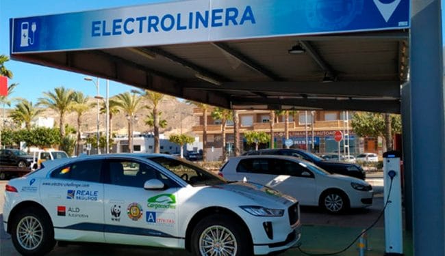 Las infraestructuras de recarga de vehículos eléctricos tendrán acceso desde la red de carreteras como tienen las gasolineras.