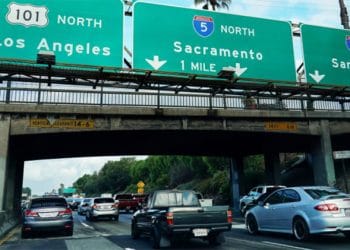 El tráfico de la mañana avanza por una autopista en Los Ángeles, California, el 19 de septiembre de 2019. Foto: CNBC y Reuters.