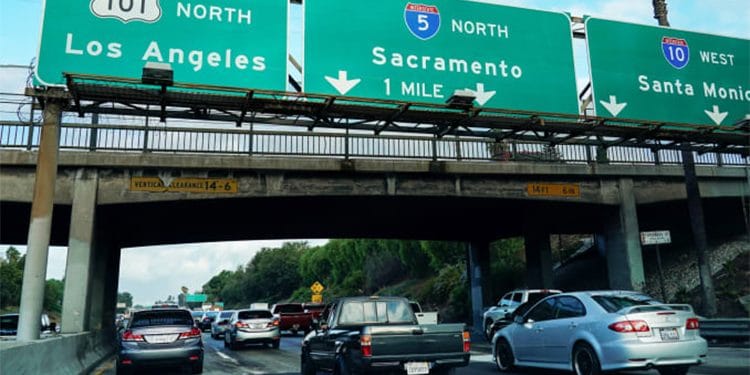 El tráfico de la mañana avanza por una autopista en Los Ángeles, California, el 19 de septiembre de 2019. Foto: CNBC y Reuters.