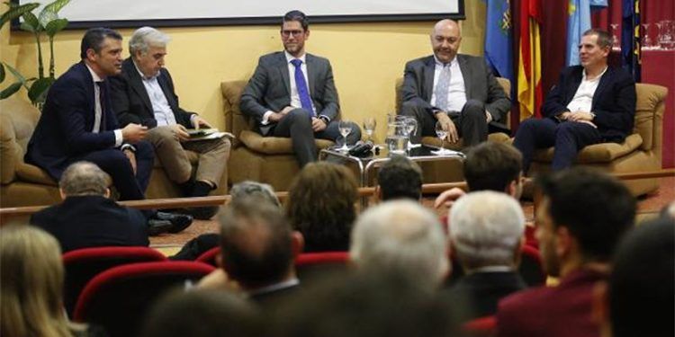 Juan Carlos Campo, Fernando Ferrando, Ignacio Aybar, Juan Carlos Aguilera y Manuel Rico. Jornada sobre Fotovoltaica en Asturias.