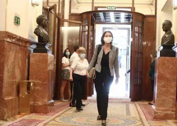 Reyes Maroto, ministra de Industria, llegando al Congreso donde ha informado de la presentación de los acuerdos energéticos de la industria.