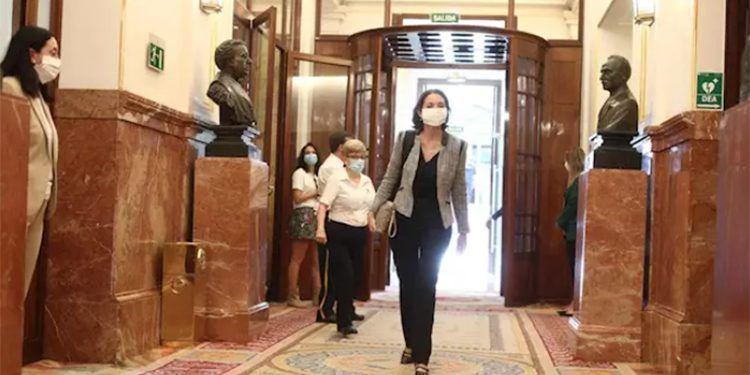 Reyes Maroto, ministra de Industria, llegando al Congreso donde ha informado de la presentación de los acuerdos energéticos de la industria.