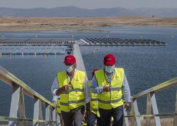 Guillermo Fernández Vara, presidente de la Junta de Extremadura, y José Manuel Entrecanales, presidente de Acciona, durante el acto de inauguración de la planta fotovoltaica flotante de Sierra Brava.