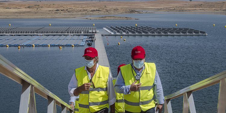 Guillermo Fernández Vara, presidente de la Junta de Extremadura, y José Manuel Entrecanales, presidente de Acciona, durante el acto de inauguración de la planta fotovoltaica flotante de Sierra Brava.