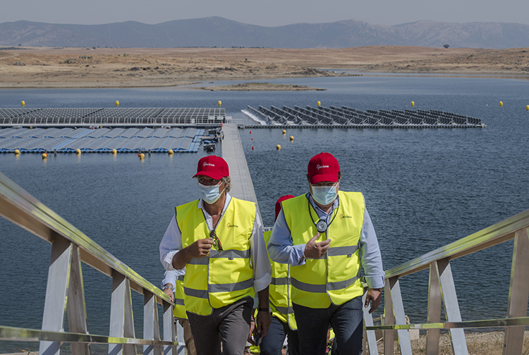 Guillermo Fernández Vara, presidente de la Junta de Extremadura, y José Manuel Entrecanales, presidente de Acciona, durante el acto de inauguración de la planta fotovoltaica flotante de Sierra Brava.