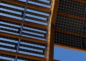 El dosel fotovoltaico y de madera de Greenspace también actuará como una estructura de protección solar en la fachada sur.