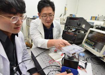 Dr. Song Hyun-cheol (centro) está llevando a cabo un experimento para medir la energía generada mediante inducción de resonancia. (Foto: Korea Institue of Science and Technology.
