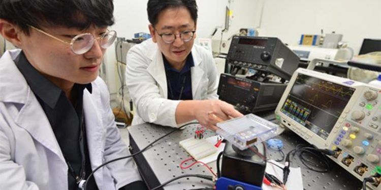 Dr. Song Hyun-cheol (centro) está llevando a cabo un experimento para medir la energía generada mediante inducción de resonancia. (Foto: Korea Institue of Science and Technology.
