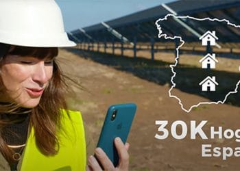 Denise Hugo, jefa de Proyectos de Energías Renovables de Amazon presentando el proyecto de Alcalá de Guadaira (Sevilla).