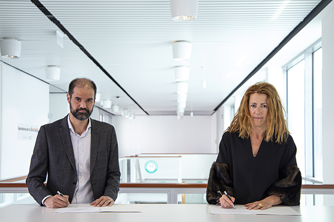 Silvia Bruno, de Elewit, y Daniel Navas-Parejo, de IBM, durante la firma del acuerdo.