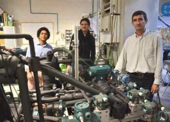 El autor de la tesis, junto a sus directores, en el laboratorio donde se realizaron los ensayos de la bomba de calor con CO2 como refrigerante.