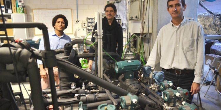 El autor de la tesis, junto a sus directores, en el laboratorio donde se realizaron los ensayos de la bomba de calor con CO2 como refrigerante.