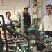 El autor de la tesis, junto a sus directores, en el laboratorio donde se realizaron los ensayos de la bomba de calor con CO2 como refrigerante.