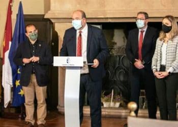 El vicepresidente del Gobierno de Castilla-La Mancha, José Luis Martínez Guijarro, informa sobre la acción del Gobierno regional. Foto: Europa Press.