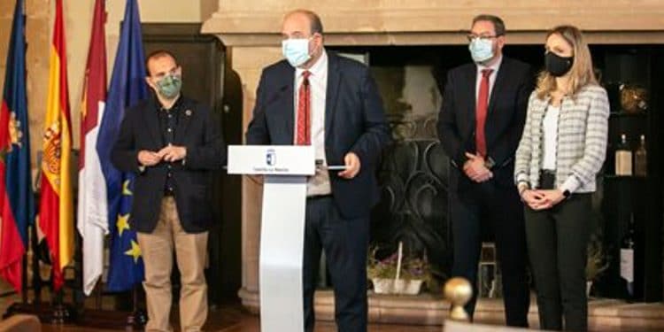 El vicepresidente del Gobierno de Castilla-La Mancha, José Luis Martínez Guijarro, informa sobre la acción del Gobierno regional. Foto: Europa Press.