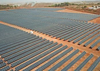 sistema híbrido de energía solar y baterías