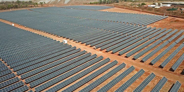 sistema híbrido de energía solar y baterías