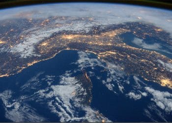 Foto tomada por el ingeniero de vuelo de la Expedición 46 Tim Peake de la Agencia Espacial Europea (ESA) a bordo de la Estación Espacial Internacional muestra Italia, los Alpes y el Mediterráneo el 25 de enero de 2016. REUTERS / NASA / Tim Peake / Handout.
