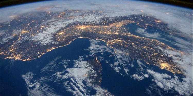 Foto tomada por el ingeniero de vuelo de la Expedición 46 Tim Peake de la Agencia Espacial Europea (ESA) a bordo de la Estación Espacial Internacional muestra Italia, los Alpes y el Mediterráneo el 25 de enero de 2016. REUTERS / NASA / Tim Peake / Handout.