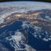 Foto tomada por el ingeniero de vuelo de la Expedición 46 Tim Peake de la Agencia Espacial Europea (ESA) a bordo de la Estación Espacial Internacional muestra Italia, los Alpes y el Mediterráneo el 25 de enero de 2016. REUTERS / NASA / Tim Peake / Handout.