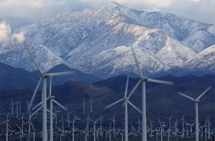 Montañas de San Gorgonio detrás de una granja de molinos de viento en Palm Springs, California, el 7 de enero de 2016. REUTERS / Sam Mircovich