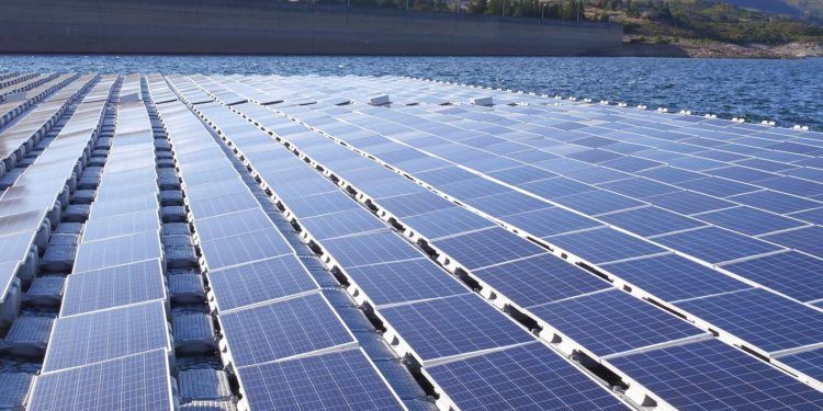 energía solar flotante