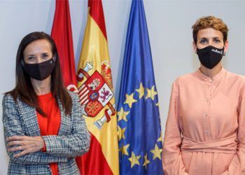 Beatriz Corredor (izda), presidenta de REE, y María Chivite, (dcha) presidenta de Navarra.